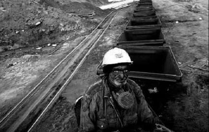 زغال ها خاک می خورند کارگران گرسنگی