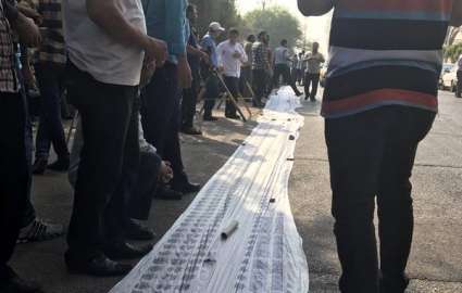 اعتراض کارگران گروه ملی فولاد اهواز با پهن کردن سفره خالی