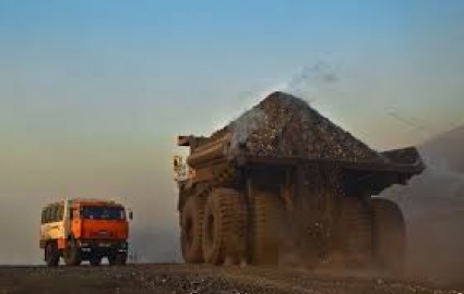 زمین‌گیر شدن کامیون‌های حمل مواد معدنی در کرمان