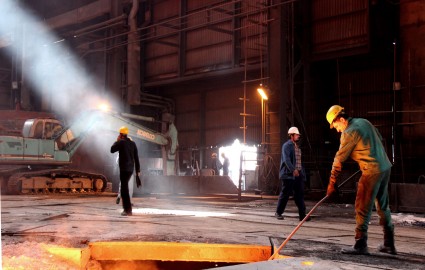 تلاش صنعتگران ذوب آهن در تعمیر جرثقیل 30 تنی روسی
