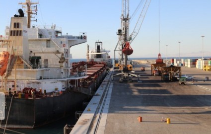 پهلوگیری کشتی ۷۴ هزار تنی مواداولیه ذوب آهن در بندر چابهار