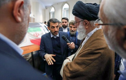 بازدید رهبر معظم انقلاب اسلامی از غرفه فولاد مبارکه در نمایشگاه توانمندی‌های تولید داخل